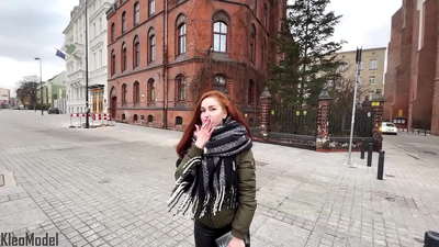 Pickup ea sechaba: ngoanana e motle o qhekelloa ka lebaka la iPhone mme o ts'oaroa ka mpeng ea hae. CleoModel